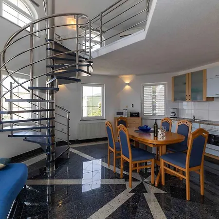 In 5517 Apartment *