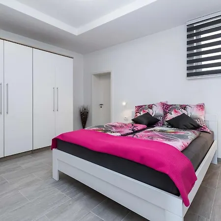 In 5517 Apartment *