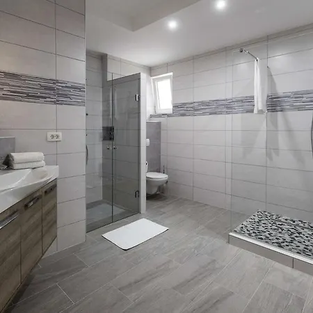 Apartment In 5517 *